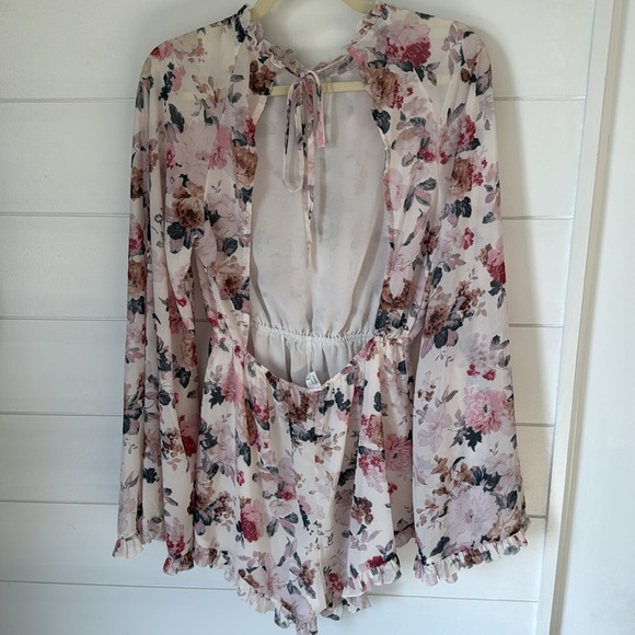 Cream and floral romper with 70s style flutter sleeves - Picture 4 of 5